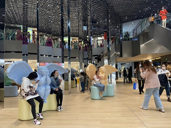 　　（正在更新场打卡拍照的人，央广网摄）