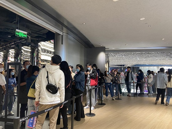 　　（正在排队等待进店的消费者，央广网摄）