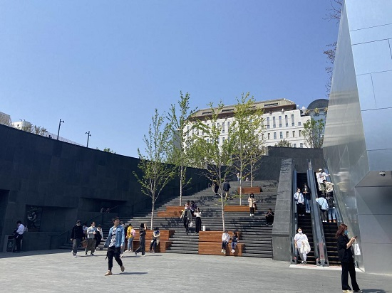 　　（下沉广场阶梯，央广网摄）