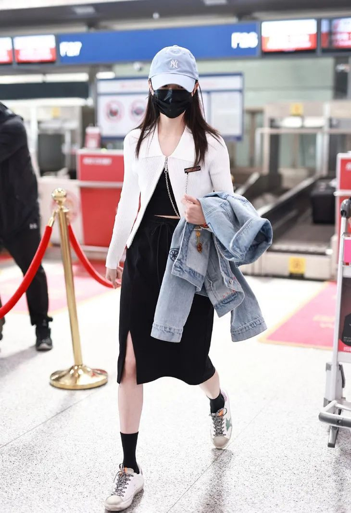 帽子：MLB 　　裙子：BROADCAST 　　牛仔外套：PEACEBIRD 　　球鞋：GOLDEN GOOSE