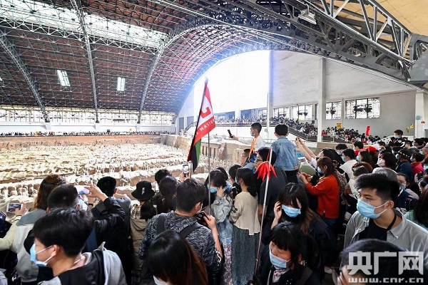 游客在秦始皇帝陵博物院游览（央广网发 张天柱摄）