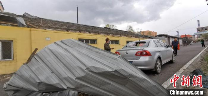 铁皮房盖被吹落。　杜金凤 摄