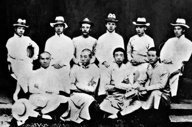 朱德（左二）与云南陆军讲武堂同学合影。