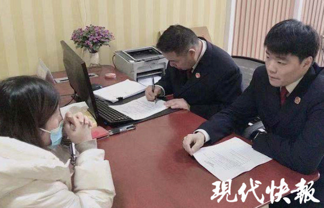 王红在接受检察官问询。 检察院供图