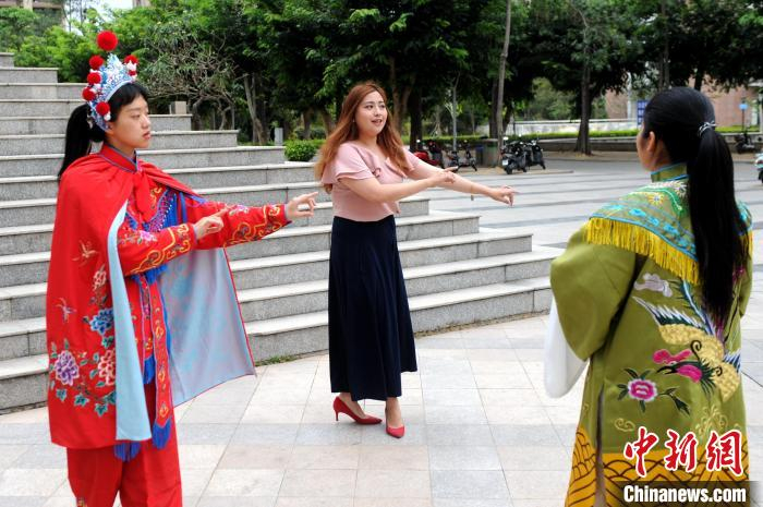 李姿莹（中）给闽南师范大学学生排练歌仔戏《开漳圣王传奇》。 张金川 摄