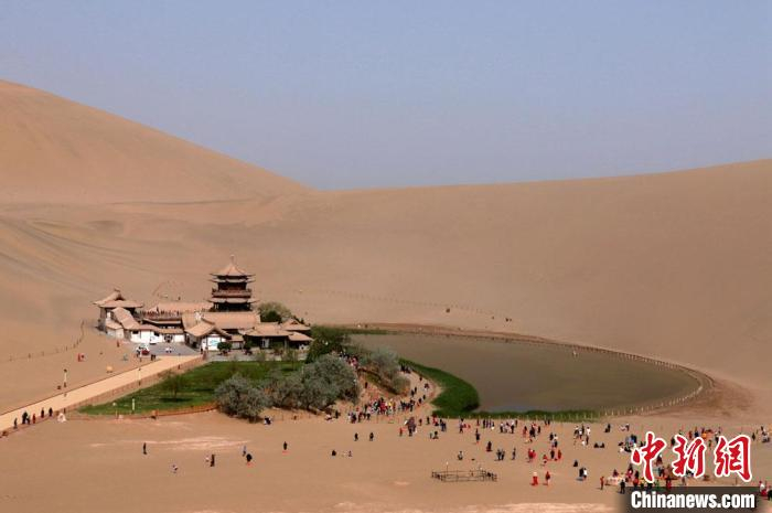 图为敦煌鸣沙山月牙泉景区。　张晓亮 摄