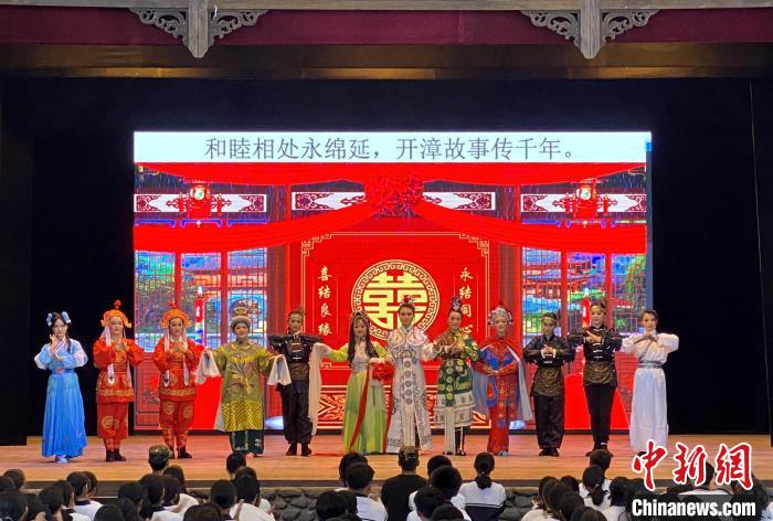 李姿莹带领闽南师范大学学生到东南花都表演歌仔戏《开漳圣王传奇》。 受访者供图