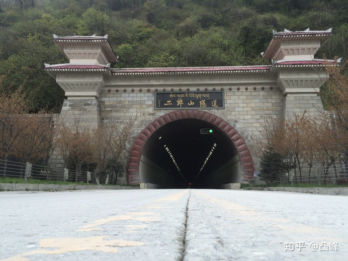 △穿过二郎山隧道，阴雨绵绵立刻变成晴空万里，就是这么神奇。