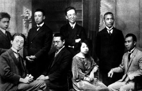 左二为张申府，前右一为朱德，右二为孙炳文。