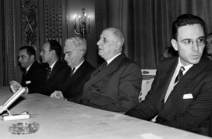  1963年1月19日，巴黎，法国总统戴高乐（右二）参加法国国家行政学院院校友会。