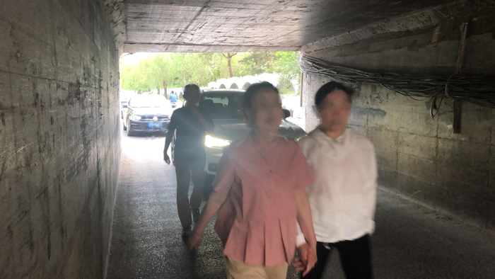 （不足5米宽的涵洞人车混行，十分危险。）