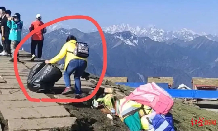 5月2日帮忙拾取垃圾的女游客