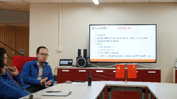 图说：向考察队员科普新冠病毒