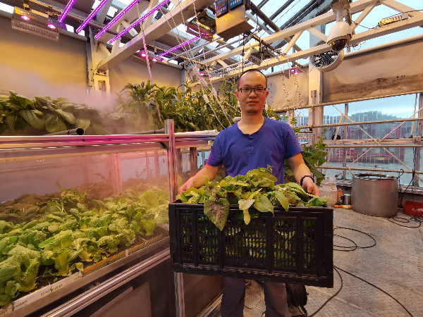 图说：胡淼在南极种菜