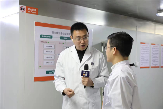 记者任秋宇采访育种专家