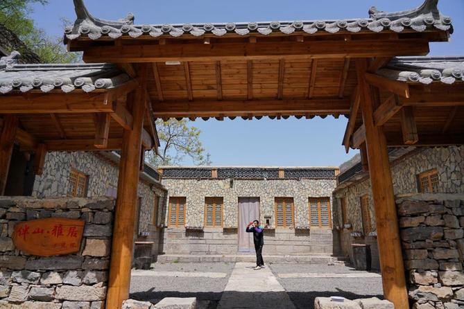 　　游客在河北涉县大洼村一处民宿内拍照。近年来，当地政府借助太行山高速开通带来的便利条件，着手发展乡村旅游。新华社记者牟宇 摄