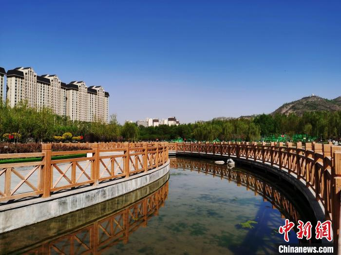 图为西宁北山美丽园内的一处湿地。　张添福 摄