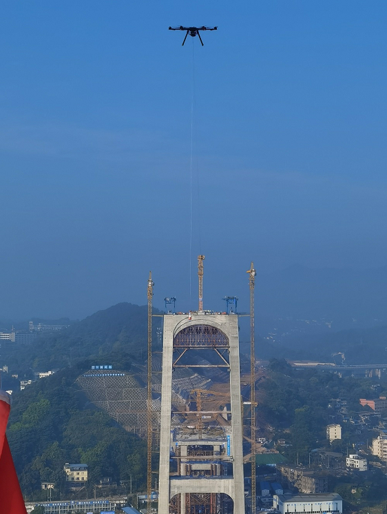 无人机牵引先导索过江（央广网发 中建股份有限公司供图）