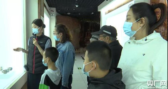 讲解员讲述呼图壁的发展变迁史央广网发