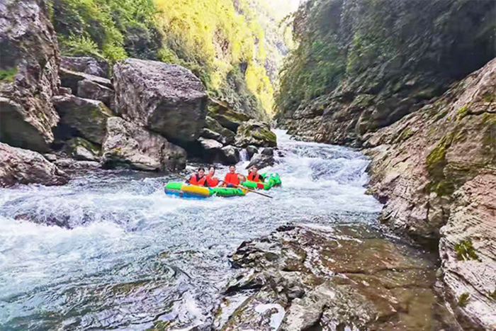 游客在阿依河漂流（央广网发 彭水融媒体中心供图）