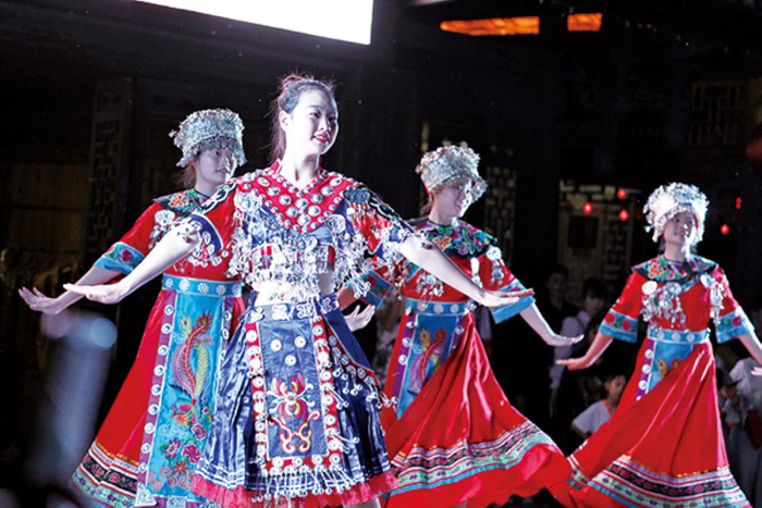 蚩尤九黎城内的歌舞表演（央广网发 赵勇摄）