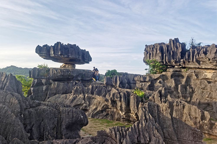 游客打卡鞍子镇石磨岩（央广网发 赵海峰摄）