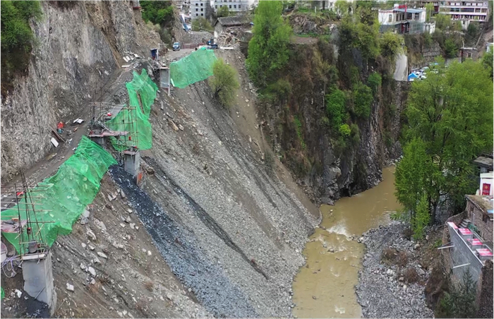 ▲弃土随坡入河，造成植被破坏、阻塞河道