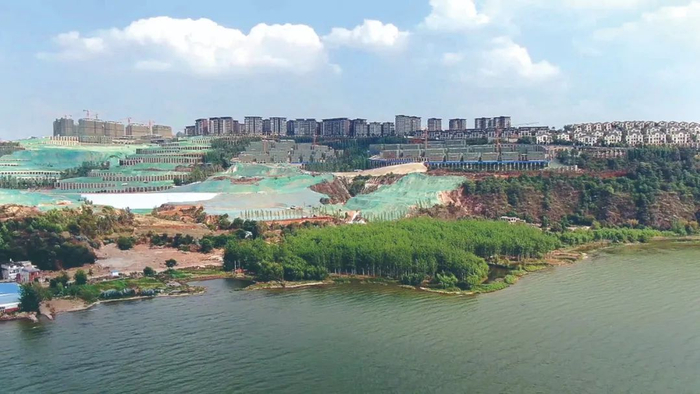 长腰山紧临滇池区域（滇池二级保护区）被大开大挖，严重破坏原有自然生态，挤占滇池生态空间（中央生态环保督察组供图）