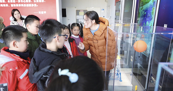 图说：上海科普大讲坛走进海洋地质国家重点实验室 上海科技馆供图（下同）