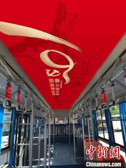 图为福州122路公交车内景。　叶静 摄