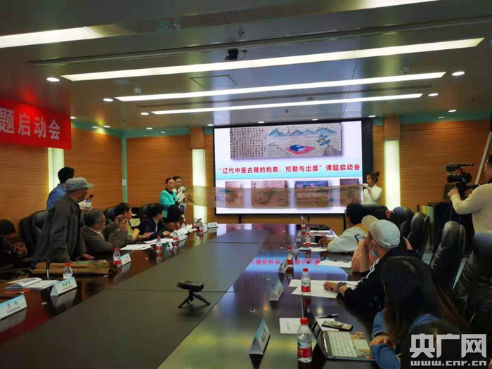 课题组对部分医书真迹现场展示（央广网申珅摄）
