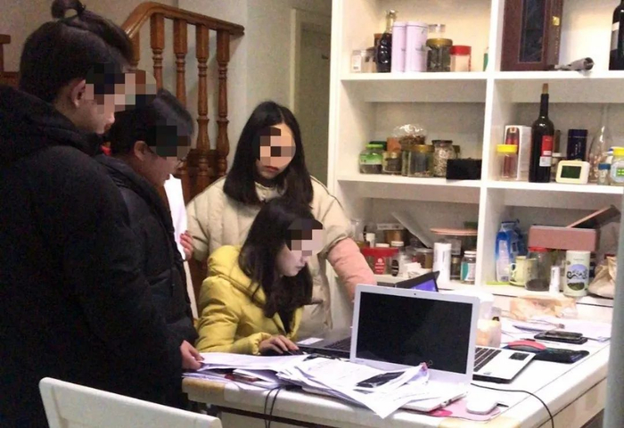 ▲员工在姚某家工作的照片。受访者张丽欣供图