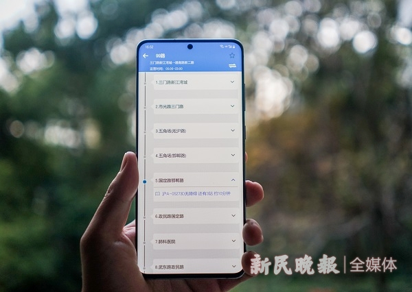 图说：市民通过手机查询附近公交车的到站时间