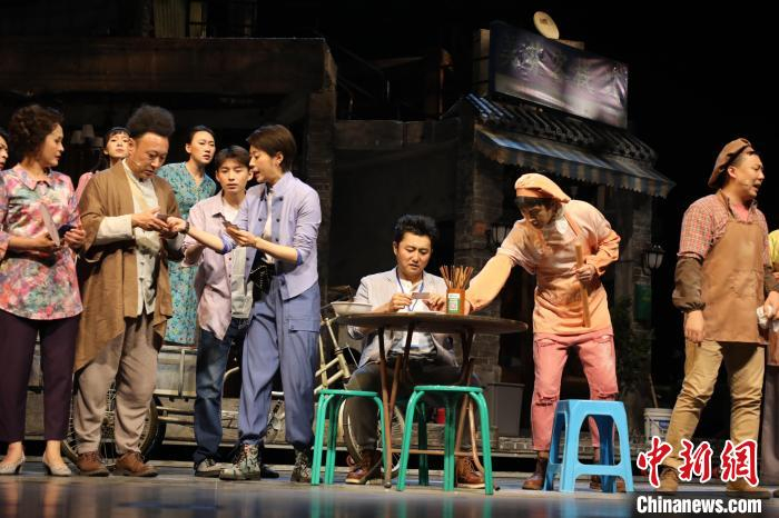 中国国家话剧院涂松岩主演的参评剧目《人间烟火》作为“梅花奖”开幕大戏，精彩上演。　“梅花奖”主办方供图