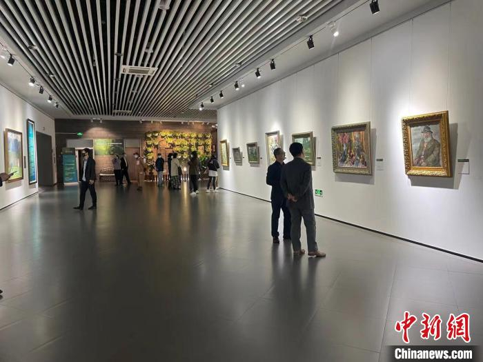 此次画展为俄中两国艺术交流提供了重要平台。刘锡菊 摄