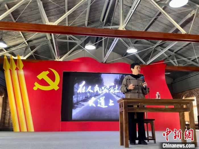 讲述蚂蚁岛故事 李典 摄