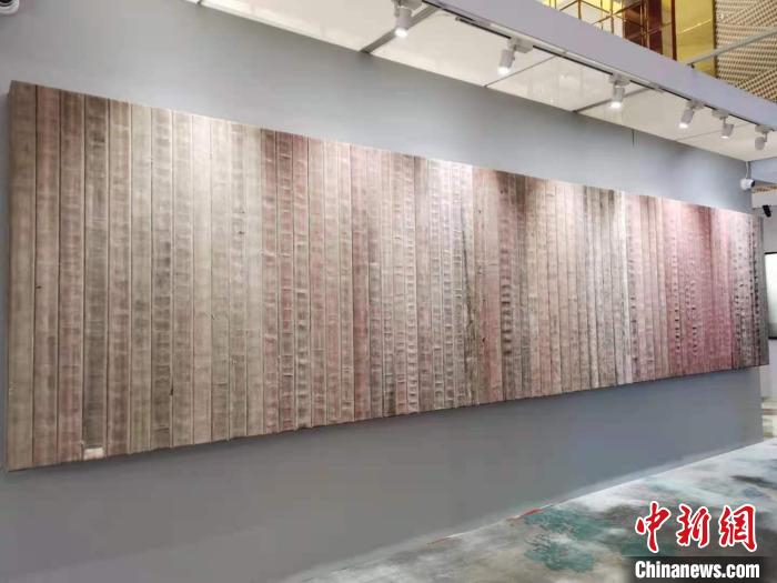 《公民挂毯》系列作品，由木材及废弃的消防水带制成。　陈静 摄