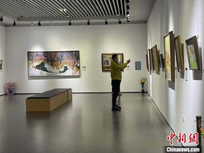 这些画作展现了当代俄罗斯艺术家精湛的绘画技巧和敏锐的洞察力。刘锡菊 摄