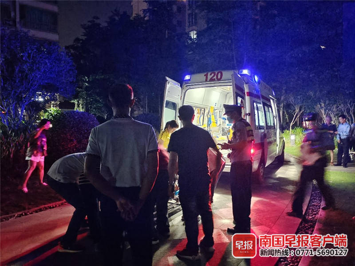 心颤！南宁一女子与丈夫吵架，不到1分钟从小区6楼坠下……-南宁某小区男子坠楼