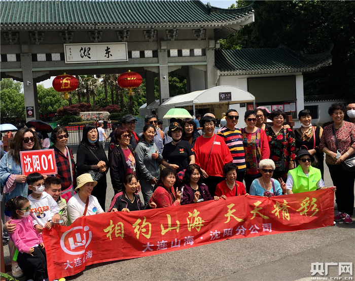 游客在武汉东湖（央广网发 马瑛摄）