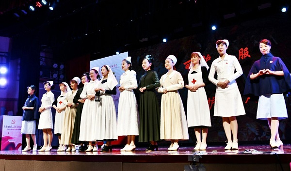图说：年代护士服走秀 新民晚报记者 孙中钦 摄（下同）