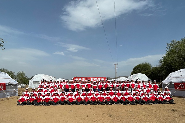 红十字赈济救援队和现场观摩的领导合影（央广网  付文  摄）