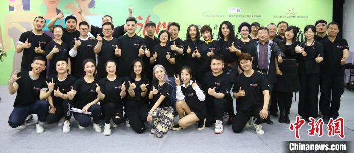 主创人员与演员集体亮相。　主办方供图