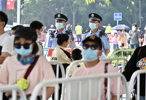  三星堆派出所民警在博物馆外执勤。