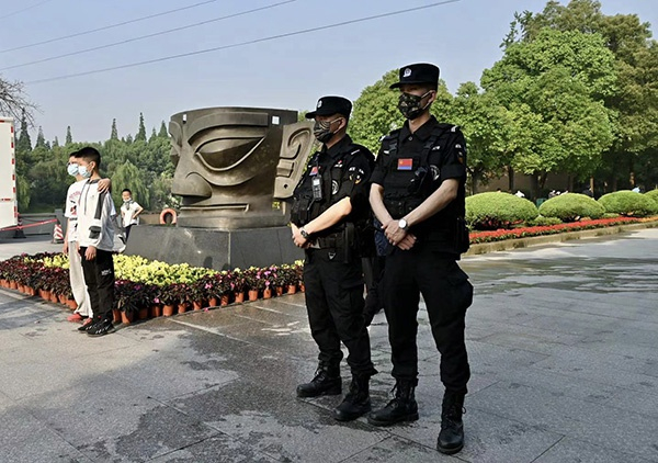 三星堆派出所民警在馆区执勤。本文图片&nbsp;澎湃新闻记者 胥辉&nbsp; 图