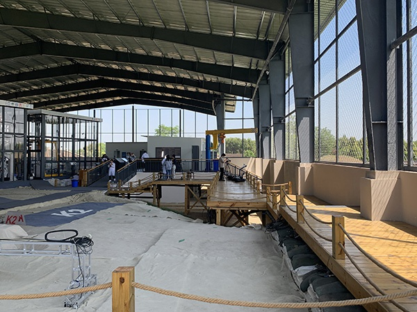 全封闭发掘中的三星堆遗址考古发掘现场。