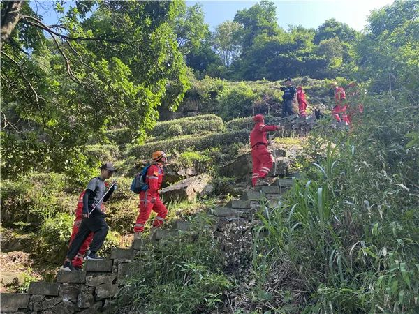 余杭建德救援队员在龙门坎村搜寻豹子踪迹姜燕摄（下同）