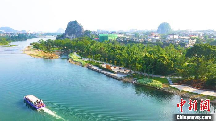 图为漓江风景。　唐艳兰 摄