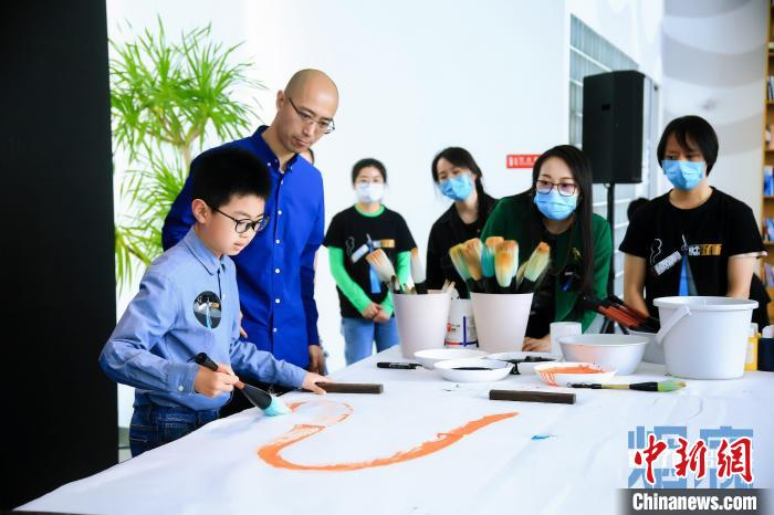 现场参加活动的小朋友正在作画。　活动主办方供图
