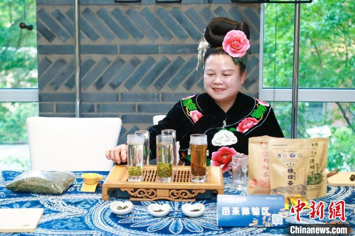 参加“香橙妈妈大学”的贵州雷山乡村女性创业者杨继英，在北京发布会现场展示她茶园生产的茶叶产品。　主办方供图